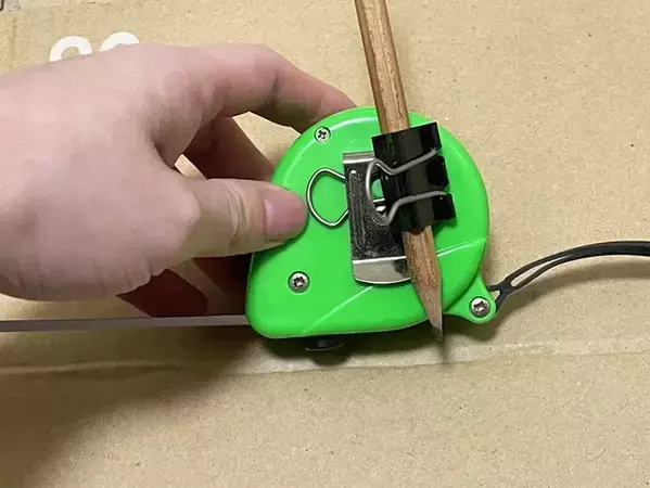 紙袋やダンボールのリサイズに便利　メジャーにダブルクリップを差し込むだけで…