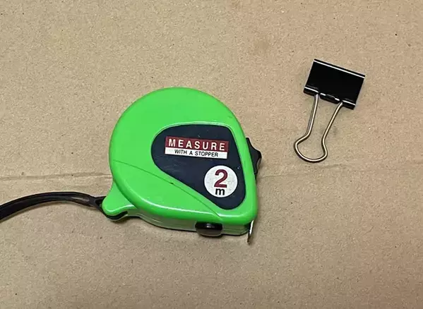 紙袋やダンボールのリサイズに便利　メジャーにダブルクリップを差し込むだけで…