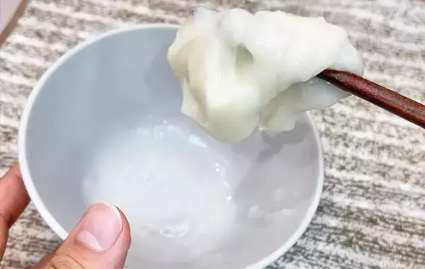 レンチン前にやって！　皿に餅がこびりつかない裏技に「いつもよりウマい」