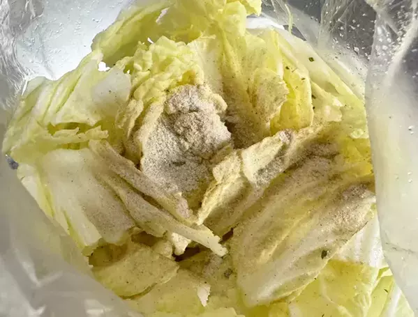 【沼、確定】しなびた白菜に『うどんスープ』を振りかけてみて！想像を超えるウマさが待ってた