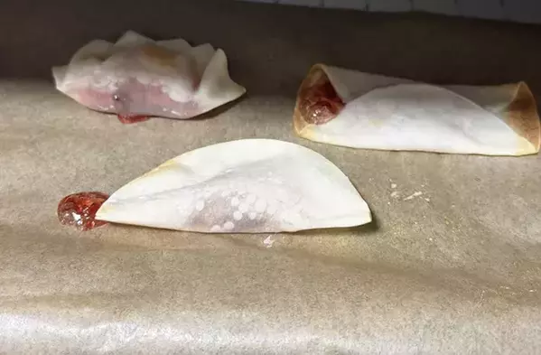 餃子の皮で包んで焼くだけ！　餃子の皮にジャムをのせてトースターで焼いてみると…？