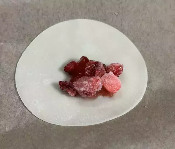 餃子の皮で包んで焼くだけ！　餃子の皮にジャムをのせてトースターで焼いてみると…？