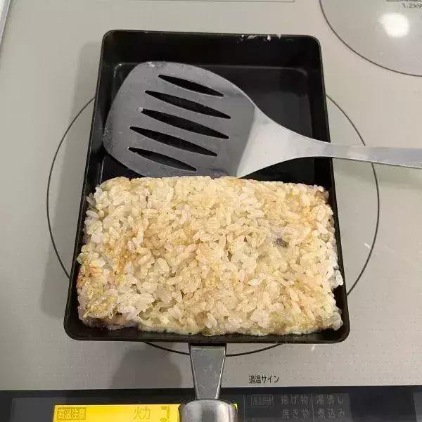卵焼き器に『ごはん』を敷き詰めて？　完成したモノに「その手があったか」「ハマった」