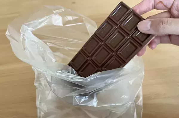 『板チョコ』をそのまま袋に入れたら…　バレンタインに試したい裏技に「これは嬉しい」