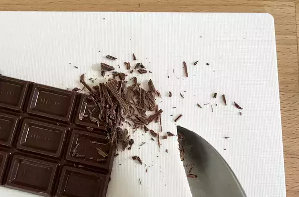 『板チョコ』をそのまま袋に入れたら…　バレンタインに試したい裏技に「これは嬉しい」