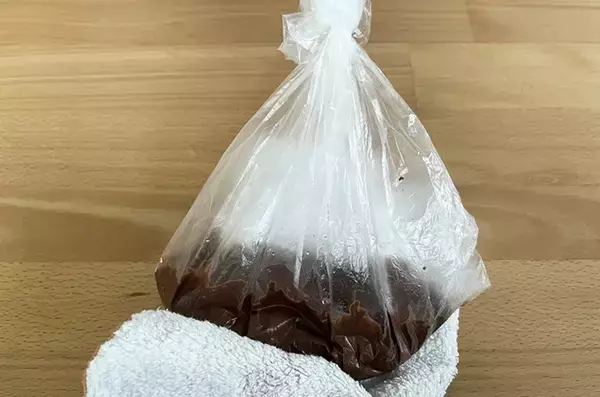 『板チョコ』をそのまま袋に入れたら…　バレンタインに試したい裏技に「これは嬉しい」