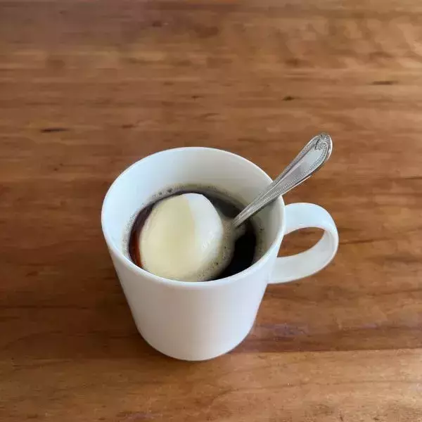 雪見だいふくを『熱いコーヒー』に落とすと…？　3分後の姿に声が出た！