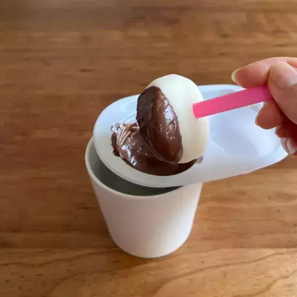 雪見だいふくを『熱いコーヒー』に落とすと…？　3分後の姿に声が出た！