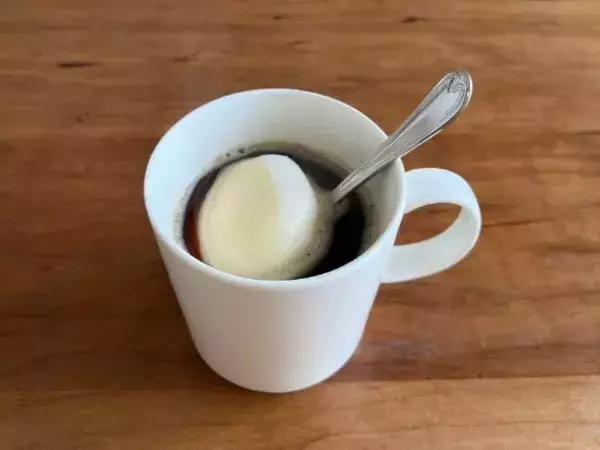 雪見だいふくを『熱いコーヒー』に落とすと…？　3分後の姿に声が出た！