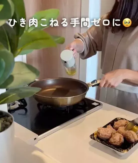 鍋用の肉団子をギュッ！　意外な活用法に「頭いい」「その手があったか」