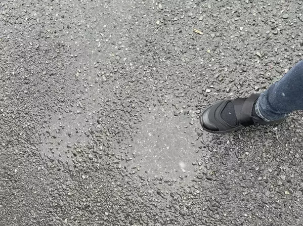 靴裏に『絆創膏』を貼って、外出したら…？　警視庁ライフハックを試してみた！