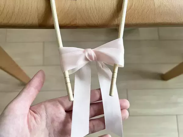 割り箸に『八の字』でリボンを巻いたら？　バレンタインに使える“ラッピングの裏技”