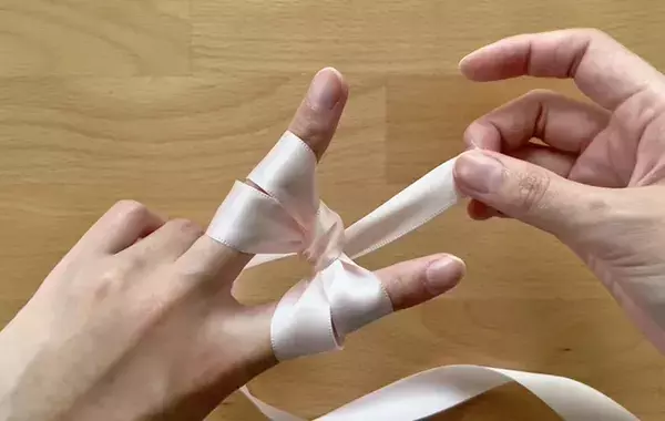 割り箸に『八の字』でリボンを巻いたら？　バレンタインに使える“ラッピングの裏技”