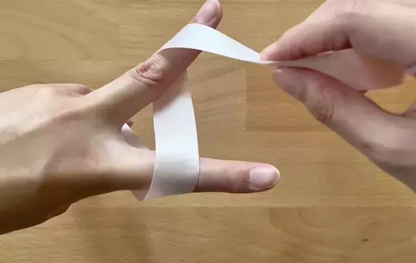 割り箸に『八の字』でリボンを巻いたら？　バレンタインに使える“ラッピングの裏技”