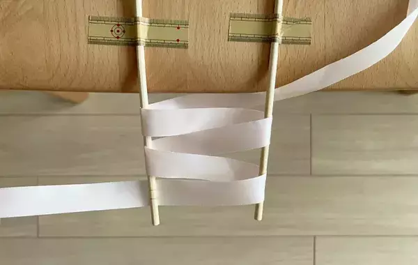 割り箸に『八の字』でリボンを巻いたら？　バレンタインに使える“ラッピングの裏技”