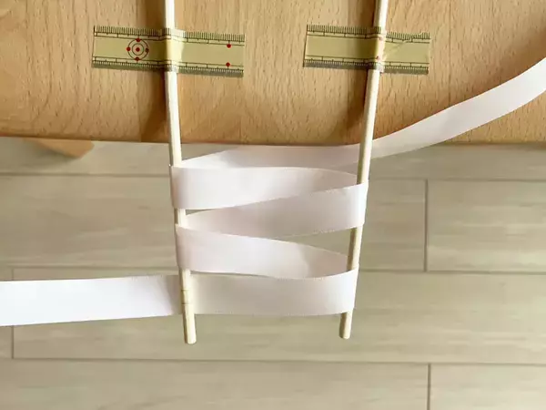 割り箸に『八の字』でリボンを巻いたら？　バレンタインに使える“ラッピングの裏技”