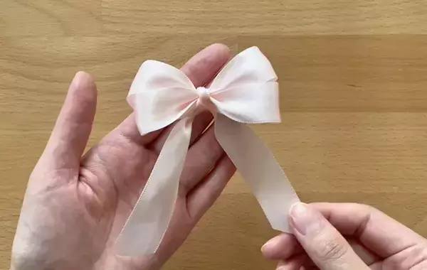 割り箸に『八の字』でリボンを巻いたら？　バレンタインに使える“ラッピングの裏技”