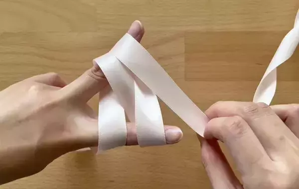 割り箸に『八の字』でリボンを巻いたら？　バレンタインに使える“ラッピングの裏技”