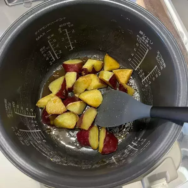 サツマイモと『カンロ飴』を炊飯器へ　炊いた結果に「早速作る」「ビックリ」