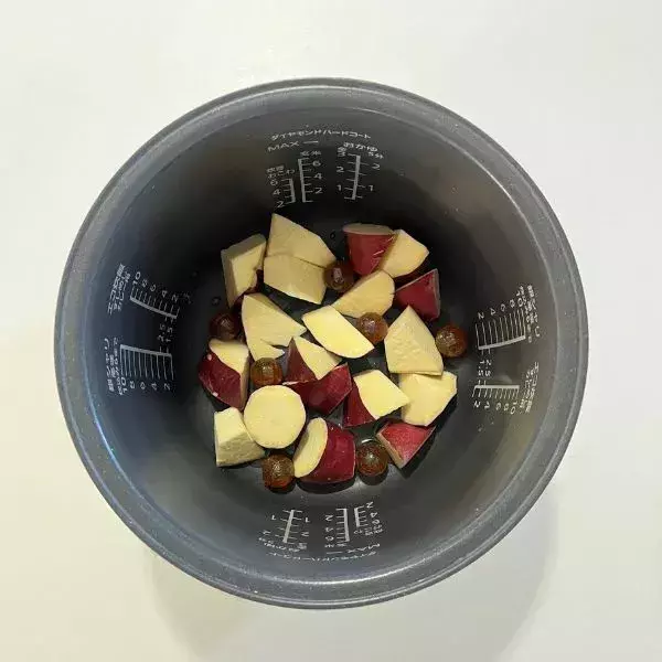 サツマイモと『カンロ飴』を炊飯器へ　炊いた結果に「早速作る」「ビックリ」