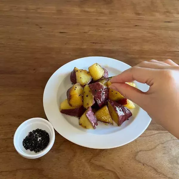 サツマイモと『カンロ飴』を炊飯器へ　炊いた結果に「早速作る」「ビックリ」