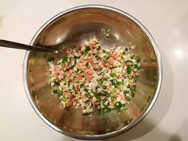 フライパンに皮とタネを重ねて？　完成したモノに「家族が大絶賛」【時短レシピ4選】