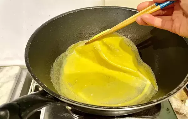 卵液にちょっと混ぜてみて！　薄焼き卵の意外な具材に「もう破れない」「お店みたい！」