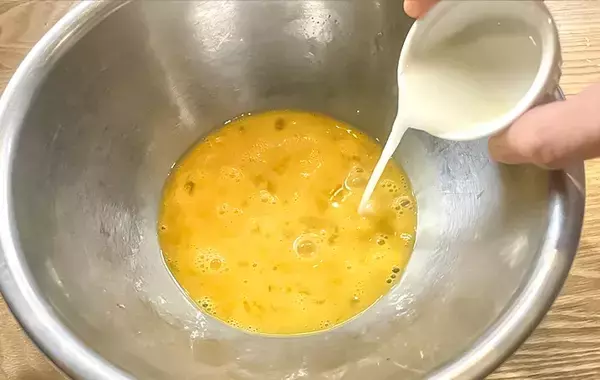 卵液にちょっと混ぜてみて！　薄焼き卵の意外な具材に「もう破れない」「お店みたい！」