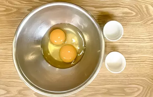 卵液にちょっと混ぜてみて！　薄焼き卵の意外な具材に「もう破れない」「お店みたい！」