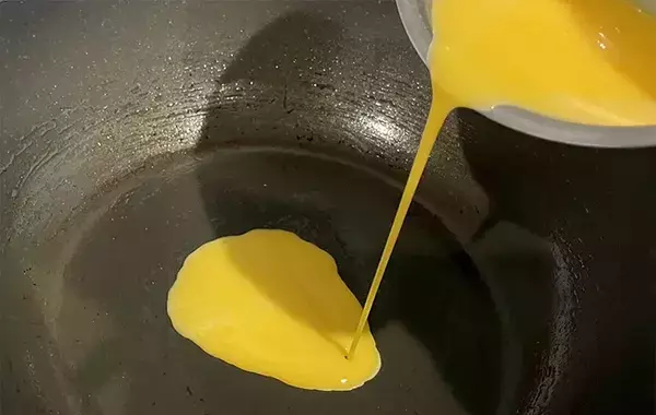 卵液にちょっと混ぜてみて！　薄焼き卵の意外な具材に「もう破れない」「お店みたい！」