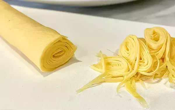 卵液にちょっと混ぜてみて！　薄焼き卵の意外な具材に「もう破れない」「お店みたい！」