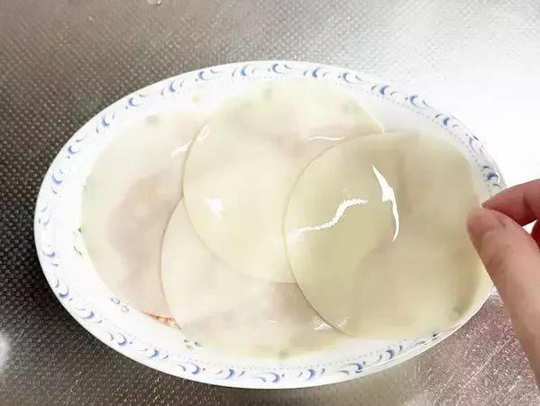 ポリ袋で混ぜてチンするだけ！　“包まない小籠包”が驚くほどジューシー