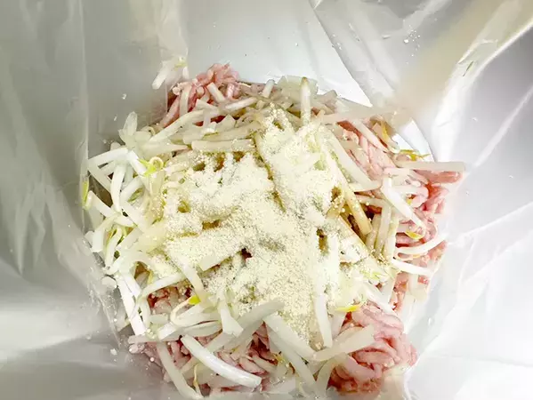 ポリ袋で混ぜてチンするだけ！　“包まない小籠包”が驚くほどジューシー