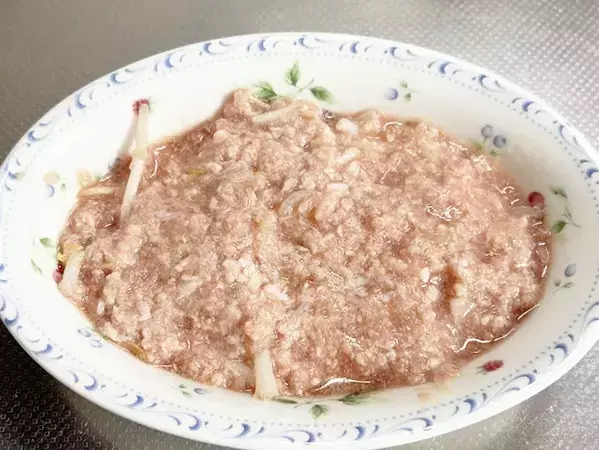 ポリ袋で混ぜてチンするだけ！　“包まない小籠包”が驚くほどジューシー