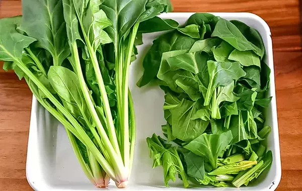 ほうれん草は切ってゆでる？そのまま？　試した結果に「甘みが違う」【管理栄養士監修】