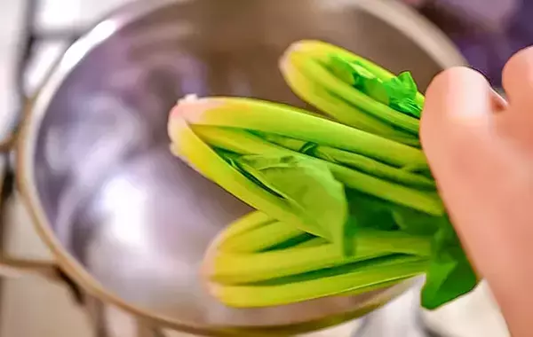 ほうれん草は切ってゆでる？そのまま？　試した結果に「甘みが違う」【管理栄養士監修】