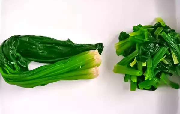 ほうれん草は切ってゆでる？そのまま？　試した結果に「甘みが違う」【管理栄養士監修】