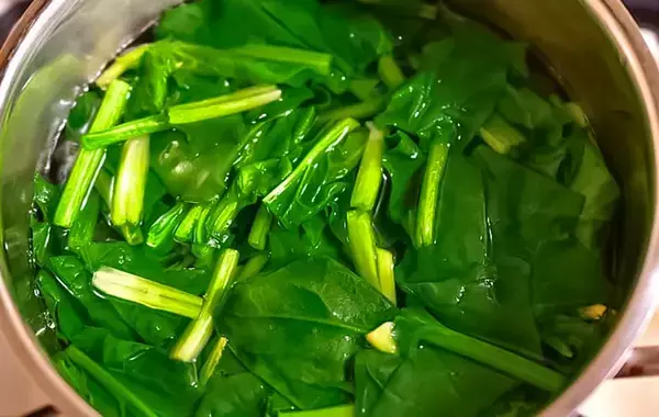 ほうれん草は切ってゆでる？そのまま？　試した結果に「甘みが違う」【管理栄養士監修】