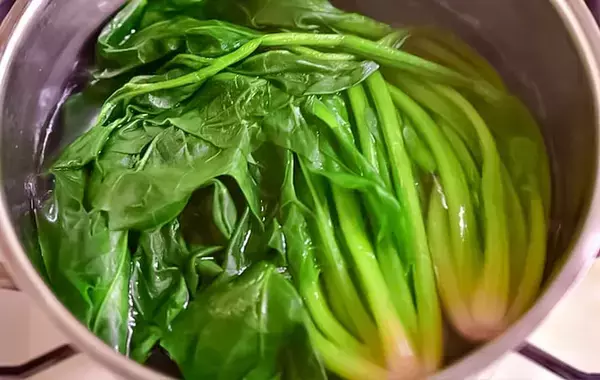 ほうれん草は切ってゆでる？そのまま？　試した結果に「甘みが違う」【管理栄養士監修】