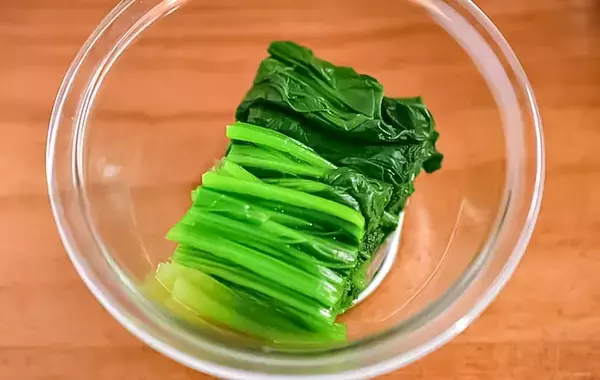 ほうれん草は切ってゆでる？そのまま？　試した結果に「甘みが違う」【管理栄養士監修】