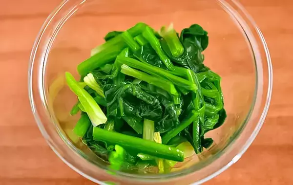ほうれん草は切ってゆでる？そのまま？　試した結果に「甘みが違う」【管理栄養士監修】