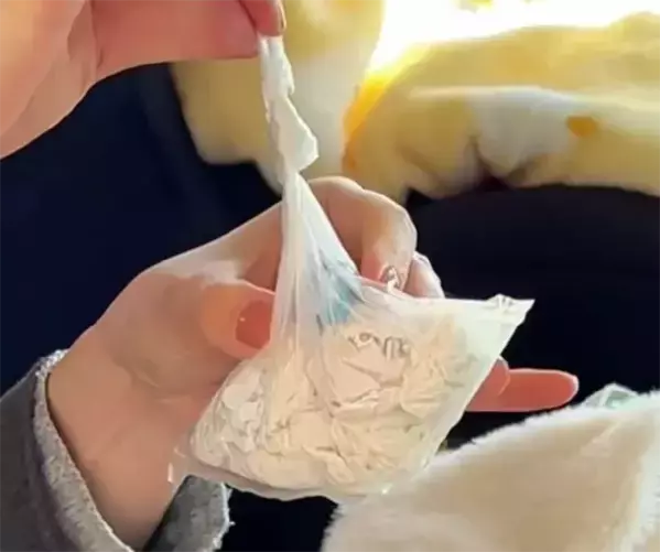 開閉もゴミ捨ても簡単！　100円ショップのポーチで作る『ゴミ箱』に「最高です」「これだ！」