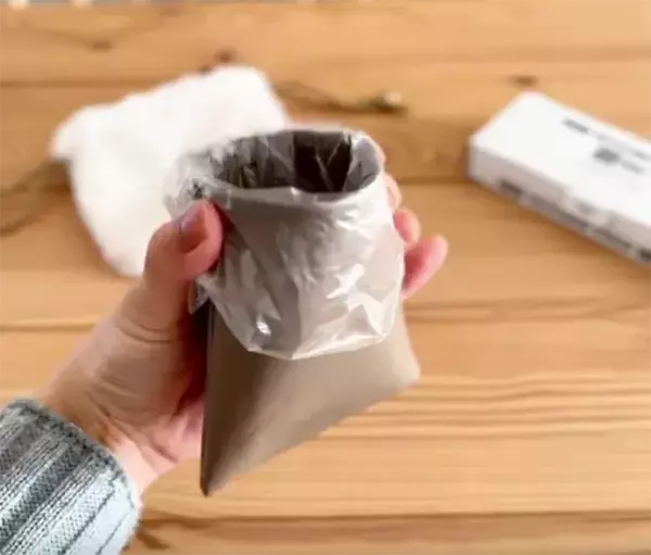 開閉もゴミ捨ても簡単！　100円ショップのポーチで作る『ゴミ箱』に「最高です」「これだ！」
