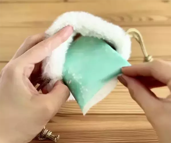 開閉もゴミ捨ても簡単！　100円ショップのポーチで作る『ゴミ箱』に「最高です」「これだ！」