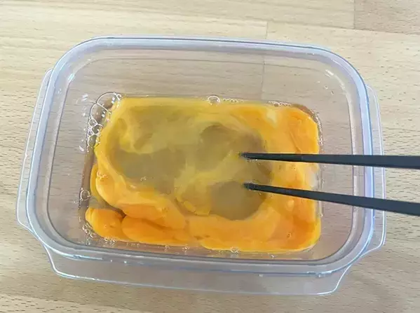 タッパーで『卵と納豆』を混ぜた後…　できたものが“ホテル級の仕上がり”で家族が絶賛！