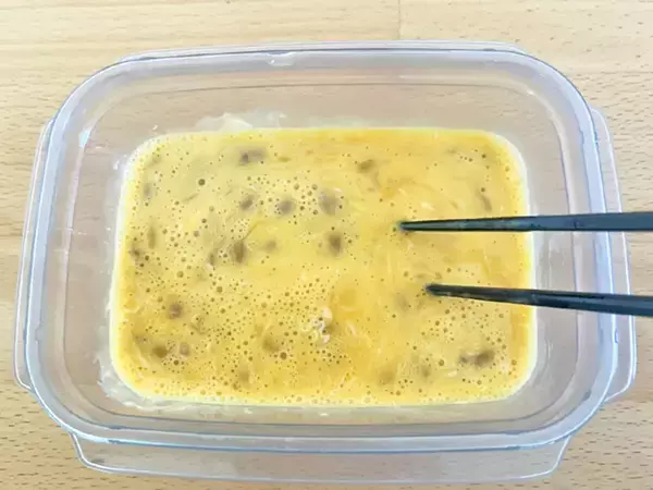 タッパーで『卵と納豆』を混ぜた後…　できたものが“ホテル級の仕上がり”で家族が絶賛！