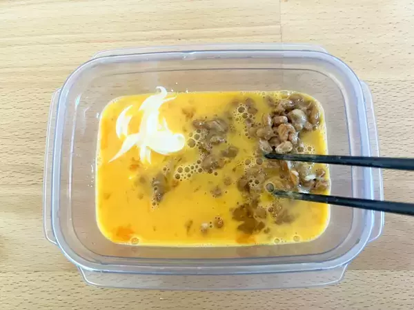 タッパーで『卵と納豆』を混ぜた後…　できたものが“ホテル級の仕上がり”で家族が絶賛！