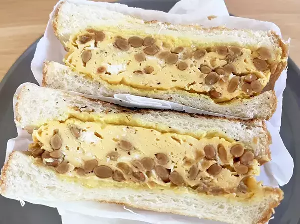 タッパーで『卵と納豆』を混ぜた後…　できたものが“ホテル級の仕上がり”で家族が絶賛！