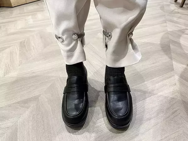 足に着けるだけ！　ワイドパンツの裾がトイレの床につかなくなるアイテムに感動　「絶対に持ち歩く」