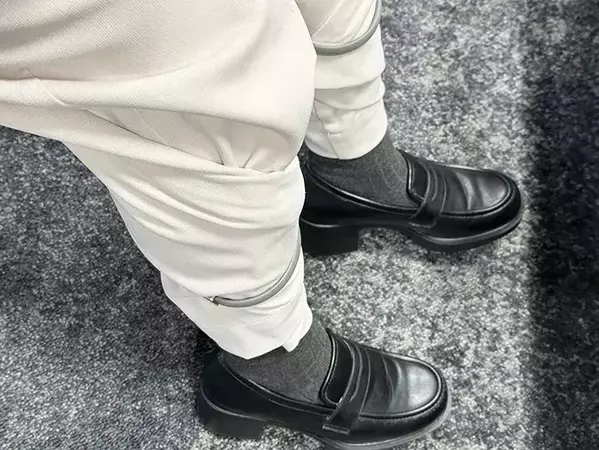 足に着けるだけ！　ワイドパンツの裾がトイレの床につかなくなるアイテムに感動　「絶対に持ち歩く」